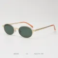 Vue détaillée de lunettes de soleil en métal ovale rétro avec des verres verts et oranges. - Or mat avec verres verts C5