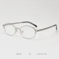 Gros plan sur la monture de lunettes en métal ovale vintage avec finition argentée. - Argent mat avec verres transparents C8