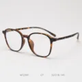 Vista detallada de montura de gafas TR90 carey, ligera y moderna para el uso diario y look casual. - Estampado de leopardo mate C7