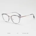 Vista di dettaglio della montatura per occhiali cat-eye in metallo per uomo e donna. - Grigio oro trasparente C7