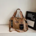 Sac de voyage marron avec joli pendentif chat en peluche, grand sac de sport pour femmes. - Marron avec Pendentif