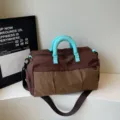 Sac de voyage marron avec poignées bleu clair et poche à carreaux, grand sac de sport. - Café