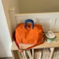 Oranje reistas met blauwe borduursel, grote schoudertas voor sport en weekendtrips. - Oranje