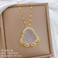 Dettagliato primo piano della collana con ciondolo Buddha in acciaio al titanio e zirconi - Catena in Acciaio Inossidabile Pendente in Giada di Buddha (G334)