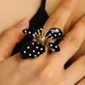Vintage Ring mit schwarzen Emaille-Blumen, weißen Punkten und goldfarbenen Details - Schwarz-Weiß Gepunkteter Blumenring (12212)