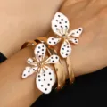 Schicker goldener Manschettenarmreif mit Emaille-Polka-Dot-Blumenverzierung - Weiß-Schwarz Gepunkteter Blumenarmreif (12212 G-520)