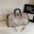 Graue Sportreisetasche mit Gittervortasche und bequemen gepolsterten Griffen fuer Fitness. - Grau
