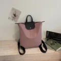 Zaino rosa per pendolari, leggero ed elegante con manico superiore e patta nera chic. - Rosa