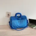Grand sac de voyage de sport bleu avec bandoulière pour femme, sac week-end léger et pratique. - Bleu