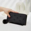 Schwarze gesteppte Herz-Brieftasche mit Bommel-Handschlaufe für Damen elegante Alltagsmode - Schwarz