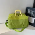 Grand sac de voyage fourre-tout vert en tissu avec poignée et bandoulière jaune. - Vert