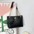Schwarze gesteppte Schultertasche mit Goldkette, rundem Etui und süßem Flamingo-Anhänger. - Rautenmuster Schwarz