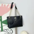 Schicke schwarze Damentasche mit Muster, elegante Henkeltasche mit goldener Kette und Etui. - Schwarzer Punkt