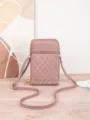 Nahaufnahme der rosafarbenen gesteppten Handytasche mit filigraner Herzstickerei im Detail. - Schwarz Rosa