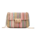 Bunte Stroh-Umhängetasche mit goldener Kette und Drehverschluss, ideal für den Sommerurlaub. - Blau-Abrikot