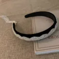 Exclusief detail van de zwarte fluwelen haarband met sprankelende strass-steentjes en kwastje. - 15# Zwart Strass Vlecht Kwastje
