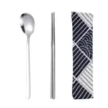 Set di cucchiaio e bacchette portatili in acciaio inox con elegante custodia geometrica blu. - Set da 2 pezzi con cucchiaio e bacchette / Borsa in Tessuto Giapponese / Colore naturale