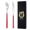 Set di posate in acciaio inossidabile con forchetta e coltello con manico rosso e scatola. - Coltello e forchetta / Rosso e argento