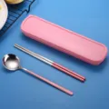 Tragbares Besteckset aus Edelstahl mit Löffel, Stäbchen und rosa Box für den Alltag. - 2-teilige Löffel- und Essstäbchen-Sets / Rosa Silber