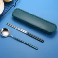Tragbares 304 Edelstahl Löffel und Stäbchen Set mit Aufbewahrungsbox in Grün. - 2-teilige Löffel- und Essstäbchen-Sets / Grün Silber