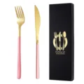 Set di posate in acciaio inox con forchetta, coltello e scatola regalo rosa elegante. - Coltello e forchetta / Rosa e oro