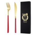 Set di forchetta e coltello in oro in acciaio inossidabile con scatola regalo nera. - Coltello e forchetta / Rosso e oro