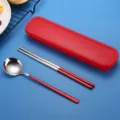 Tragbares Besteckset aus Edelstahl Löffel und Stäbchen mit roter Aufbewahrungsbox. - 2-teilige Löffel- und Essstäbchen-Sets / Silber Rot