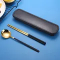 Tragbares Besteckset aus Edelstahl Löffel und Stäbchen mit Box in Schwarz und Gold Farbvariante. - 2-teilige Löffel- und Essstäbchen-Sets / Schwarz & Gold