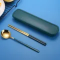 Tragbares Besteckset aus Edelstahl mit Löffel und Stäbchen in Dunkelgrün, eleganter koreanischer Stil. - 2-teilige Löffel- und Essstäbchen-Sets / Grün Gold