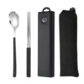 Tragbares Besteckset aus Edelstahl mit Löffel, Stäbchen und Etui in elegantem Schwarz. - 2-teiliges Besteck-Set in Gentleman-Schwarz mit Netztasche
