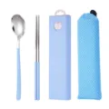 Tragbares Edelstahl Besteckset mit Löffel, Stäbchen, Box und Netztasche für Outdoor. - 2-teiliges Besteck-Set in Himmelblau mit Netztasche