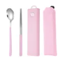 Tragbares Edelstahl Besteck Set mit Löffel, Stäbchen, rosa Aufbewahrungsbox und Netztasche. - 2-teiliges Besteck-Set in Barbie-Rosa mit Netztasche