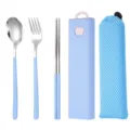 Tragbares Edelstahl Besteckset mit Gabel, Löffel, Stäbchen, Etui und praktischer Netztasche. - 3-teiliges Besteck-Set in Himmelblau mit Netztasche