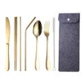 Goldenes Edelstahl Besteckset mit Filztasche, Messer, Löffel, Gabel und Essstäbchen. - 7-teiliges Set / Dunkelgraue Tasche + Goldenes Besteck / Gold