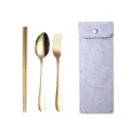 Tragbares goldenes Besteckset aus Edelstahl mit grauem Filzetui für Outdoor-Camping. - Dreiteiliges Set / Weißgraue Tasche + Goldenes Besteck