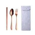 Tragbares Besteckset aus roségoldenem Edelstahl mit grauem Filzetui für Reisen und Outdoor. - Dreiteiliges Set / Weißgraue Tasche + Roségoldenes Besteck