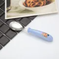 Süßer Edelstahl Babylöffel mit Cartoon Schwein Griff und blauem Design, sicheres Kinderbesteck. - Blaue Schweinchen-Löffel