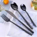 Koreaans 4-delige mat zwarte roestvrijstalen bestekset met mes vork en lepels inbegrepen. - Set In Geschenkdoos / 4-delige zwarte set in geschenkverpakking