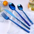 Blauw roestvrijstalen bestekset inclusief mes, vork en lepels voor de eettafel. - Set In Geschenkdoos / 4-delige blauwe set in geschenkverpakking