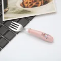 Edelstahl Kindergabel mit rosa Griff und süßem Kuh-Design für die tägliche Babynahrung. - Rosa Kalb-Gabel