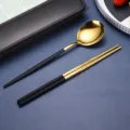 Edelstahl Besteckset mit schwarzem Griff und goldener Löffel und Essstäbchen für Küche. - Schwarz-goldene Löffel- & Stäbchen-Sets