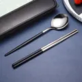 Edelstahlbesteck-Set tragbarer Löffel und Stäbchen mit schwarzem Griff für den täglichen Gebrauch. - Set aus Löffel und Essstäbchen in Schwarz-Silber