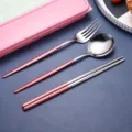 Tragbares Besteckset aus Edelstahl mit Gabel, Löffel und stilvollem rosafarbenem Griff. - Rosa-silberne Löffel-, Gabel- & Stäbchen-Sets