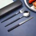 Tragbares Besteckset aus Edelstahl mit Löffel Gabel und Stäbchen für den täglichen Gebrauch. - Schwarz-silberne Löffel-, Gabel- & Stäbchen-Sets