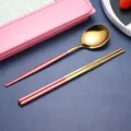 Tragbares Besteckset aus Edelstahl mit Löffel und Stäbchen in rosa Griffoptik für den Alltag. - Rosa-goldene Löffel- & Stäbchen-Sets