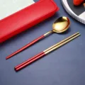 Tragbares Besteckset aus Edelstahl mit rotem und goldener Löffel und Stäbchen für Schüler. - Rot-goldene Löffel- & Stäbchen-Sets