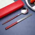 Edelstahl Besteck Set tragbare Löffel und Stäbchen mit rotem Etui für den täglichen Gebrauch. - Set aus Löffel und Essstäbchen in Rot-Silber