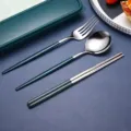 Tragbares besteckset aus edelstahl mit gabel löffel stäbchen und grüne griffe für den alltag. - Grün-silberne Löffel-, Gabel- & Stäbchen-Sets