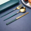 Edelstahl Besteckset mit gruenen Griffen und goldenem Loffel Gabel Staebchen Geschenk. - Grün-goldene Löffel-, Gabel- & Stäbchen-Sets