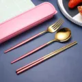 Tragbares Edelstahl Besteckset mit pinkem Griff und goldenem Löffel Gabel Stäbchen. - Rosa-goldene Löffel-, Gabel- & Stäbchen-Sets